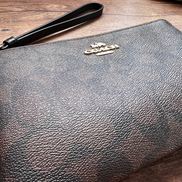 NEW‼️ COACH Large Corner Zip Wristlet In Signature Canvas NEW WITH TAGS - Picture 12 of 16